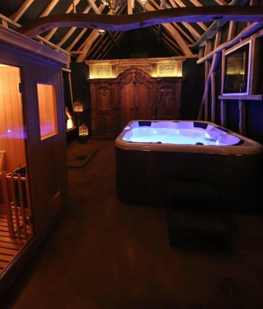 Hot Tub, Sauna