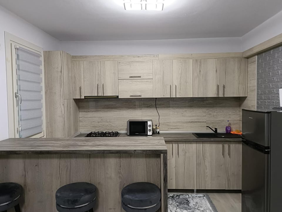 Coffee/tea facilities, Kitchen or kitchenette, stove