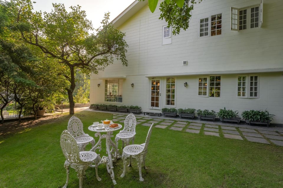 Property building, Seating area, Garden view, Breakfast