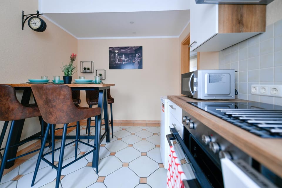 Kitchen or kitchenette, Dining area, minibar, pet friendly, stove, toaster