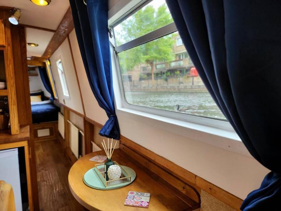Cosy Canal Boat in Little Venice for Family & Friends Docked boat in City of Westminster