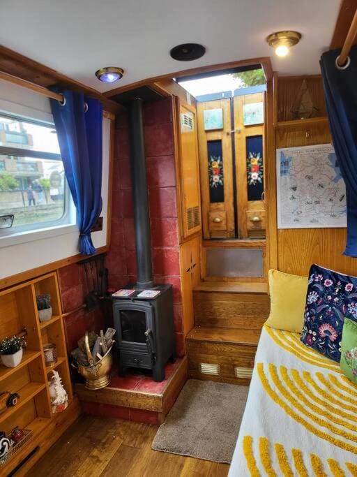 Cosy Canal Boat in Little Venice for Family & Friends Docked boat in City of Westminster