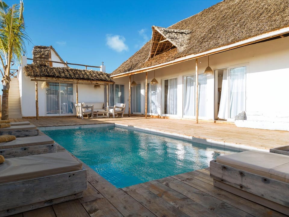 Property building, Patio, Day, Pool view, Swimming pool, sunbed