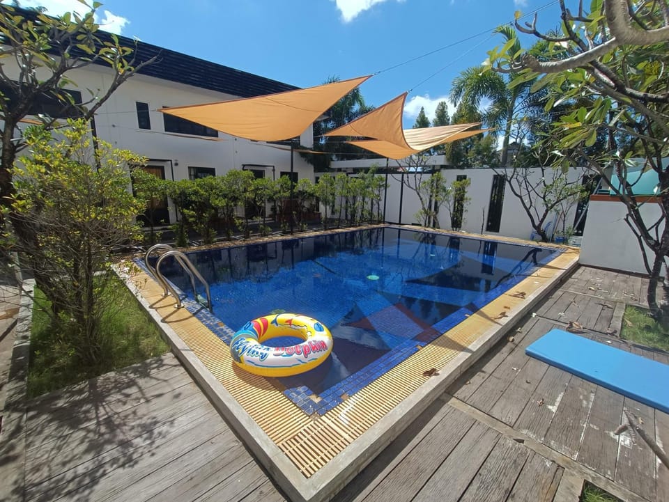 Day, Swimming pool