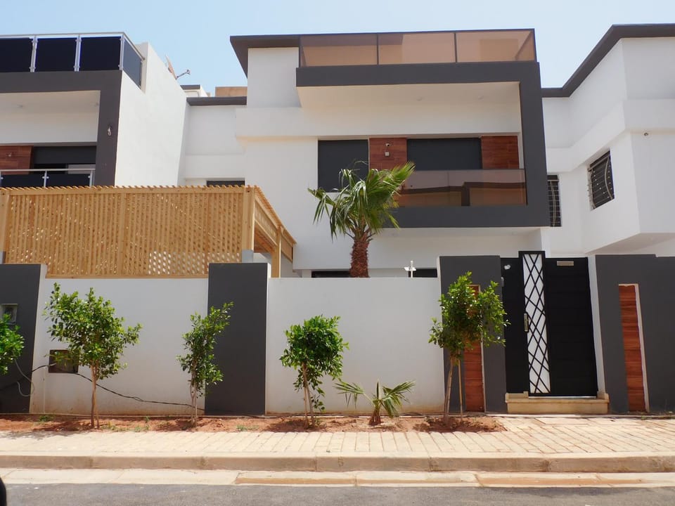 Property building, Facade/entrance, Day