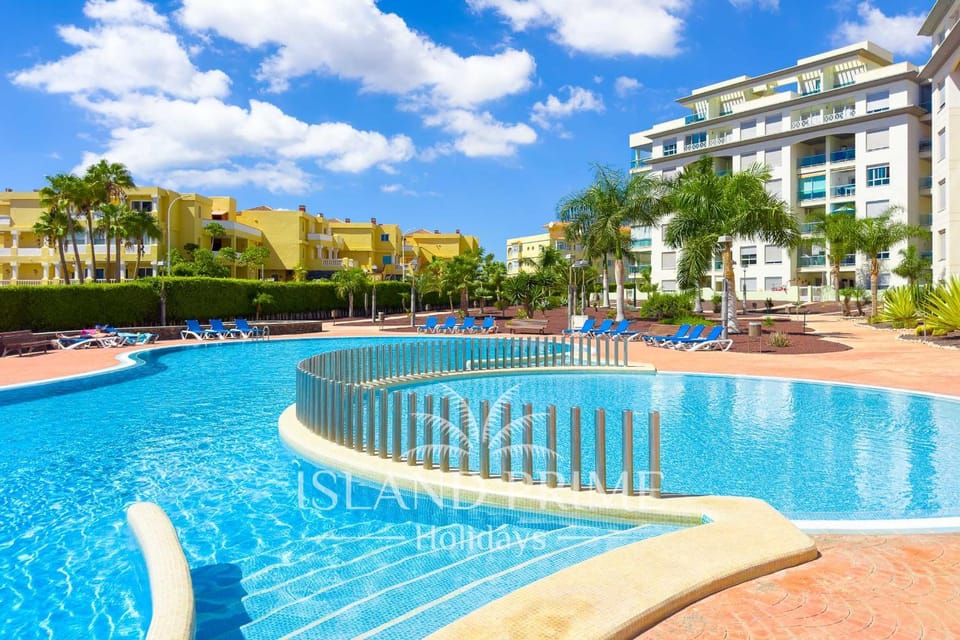 Swimming pool, sunbed