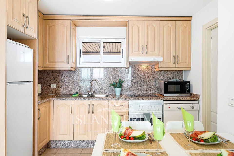 Kitchen or kitchenette, Dining area, dishwasher, minibar, pet friendly, stove