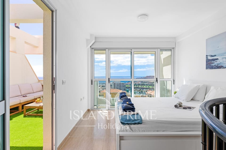 View (from property/room), Balcony/Terrace, Bedroom, Mountain view, Sea view