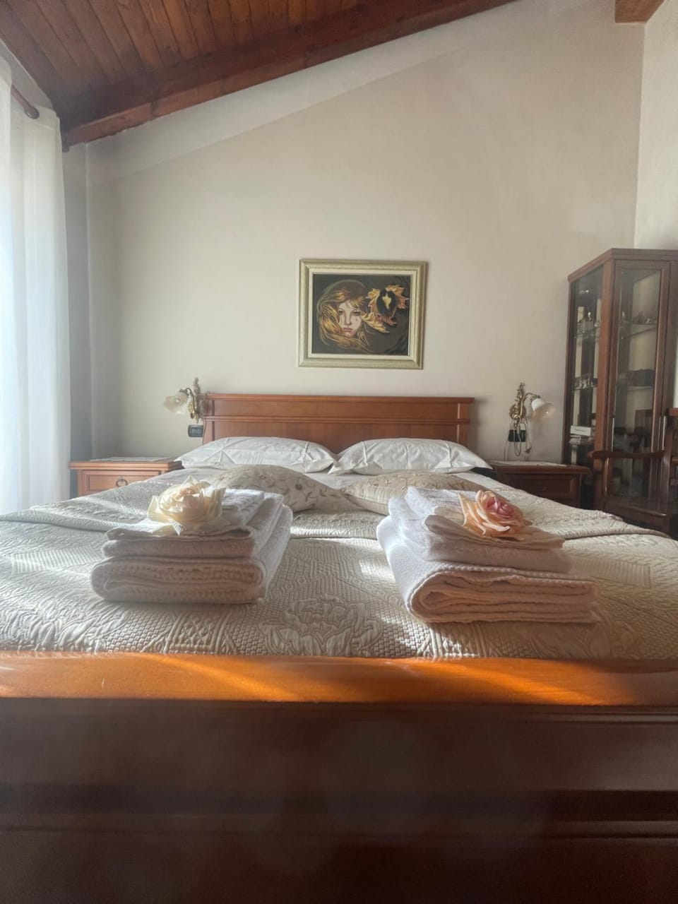 Bed, Photo of the whole room, Bedroom, towels