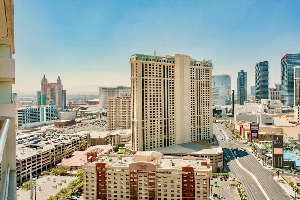 No Resort Fee - Balcony Strip Views, Pools & Parking Apartment in Las Vegas Strip