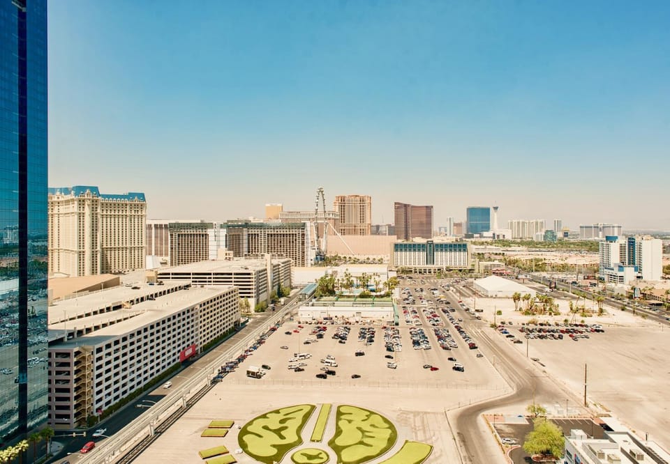 No Resort Fee - Balcony Strip Views, Pools & Parking Apartment in Las Vegas Strip
