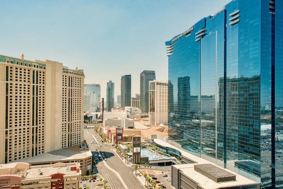 No Resort Fee - Balcony Strip Views, Pools & Parking Apartment in Las Vegas Strip