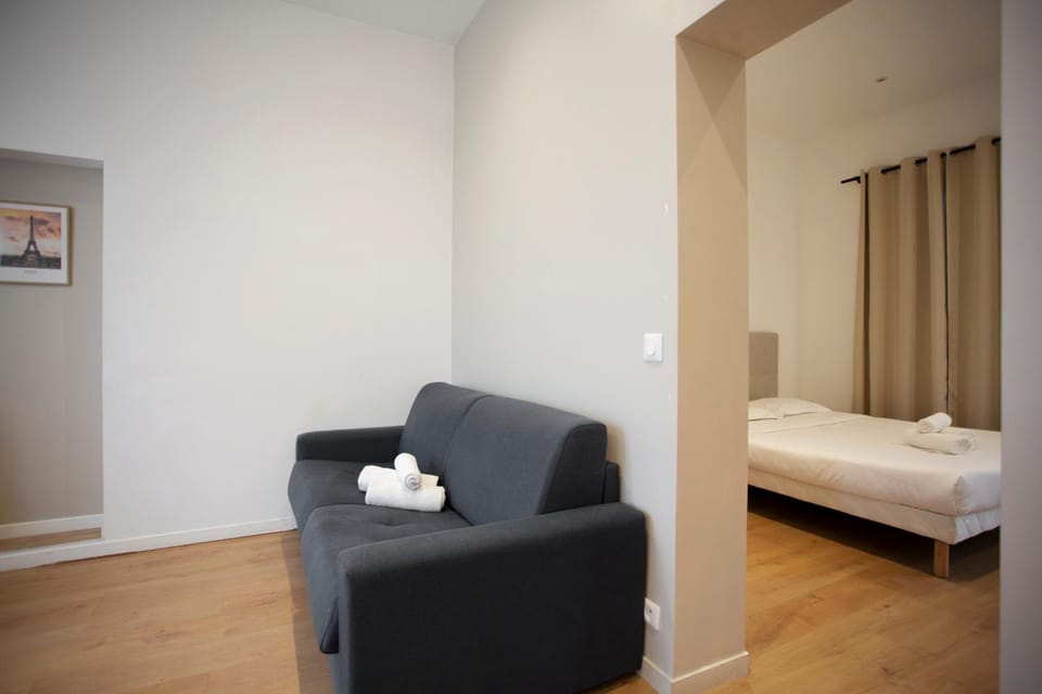 Bed, Living room
