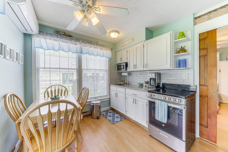 2 Mi to Drakes Island Beach: Condo w/ Porch! House in Wells