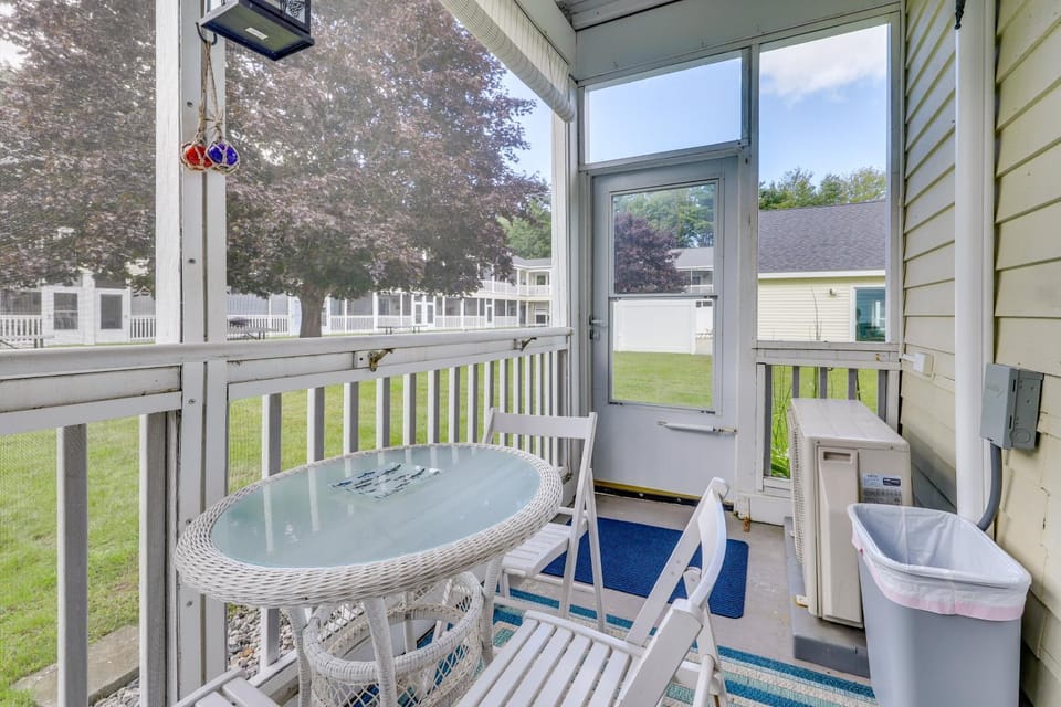2 Mi to Drakes Island Beach: Condo w/ Porch! House in Wells