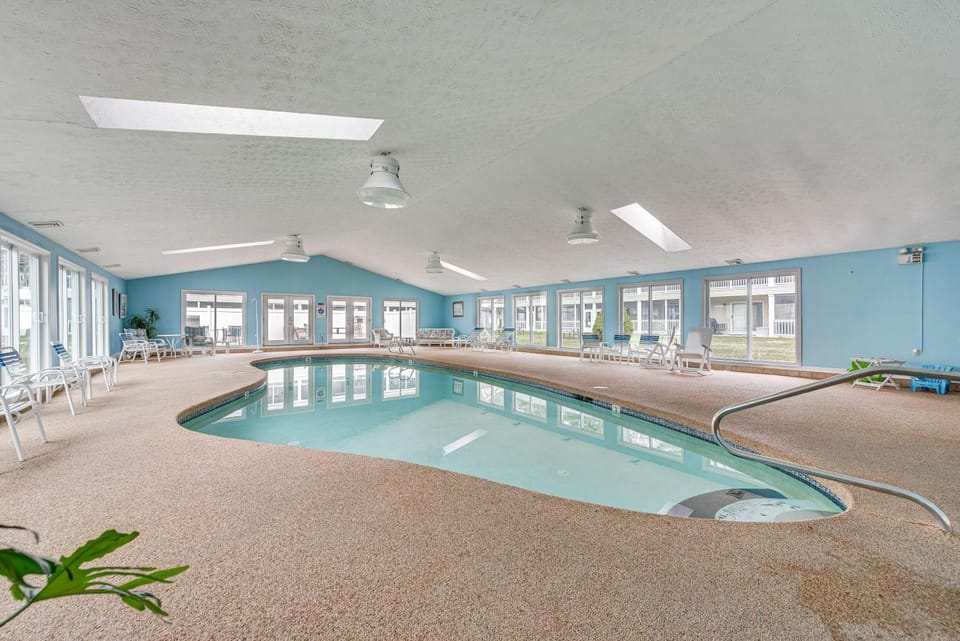 2 Mi to Drakes Island Beach: Condo w/ Porch! House in Wells