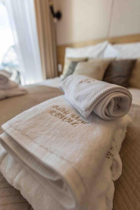 Bed, towels