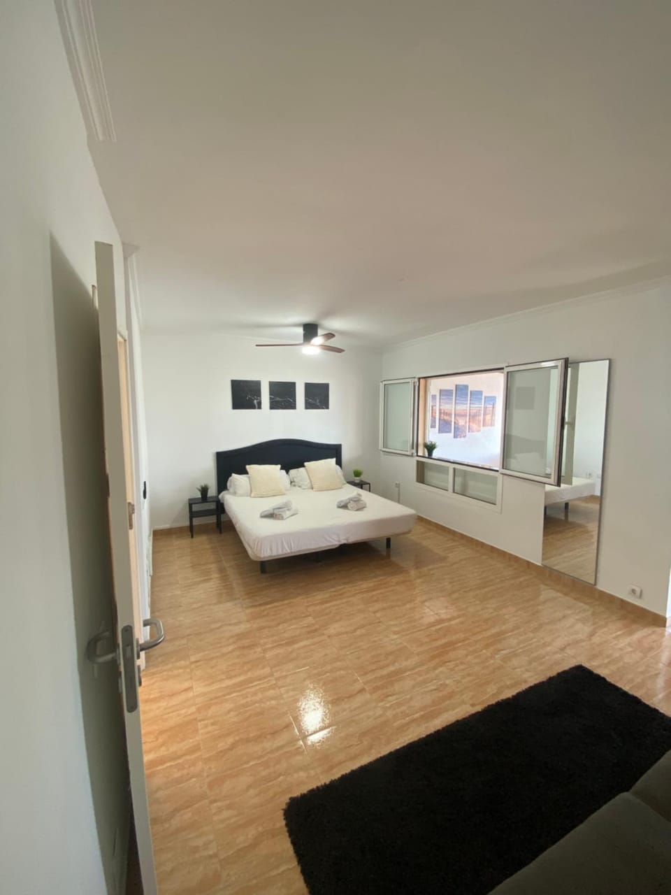Bed, TV and multimedia, Photo of the whole room, Bedroom