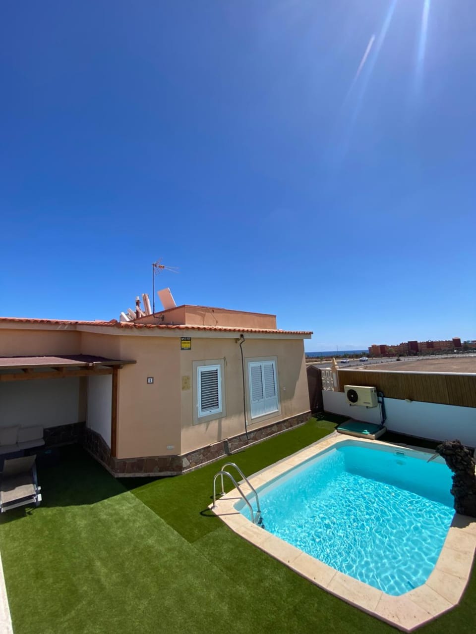 Property building, Day, Pool view, Swimming pool, sunbed
