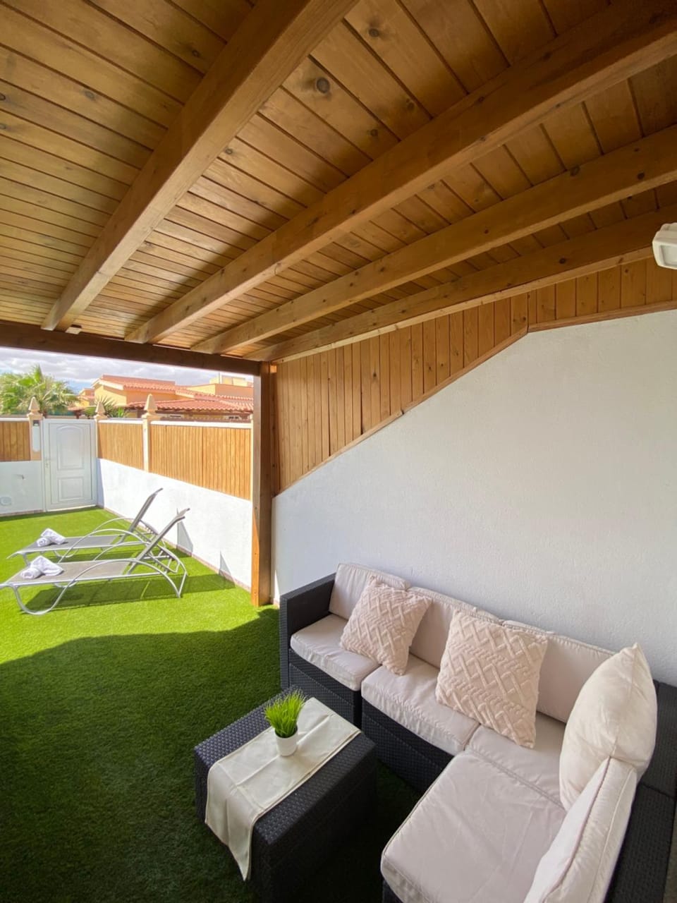 Patio, Day, Garden, Living room, Seating area, Garden view, sunbed