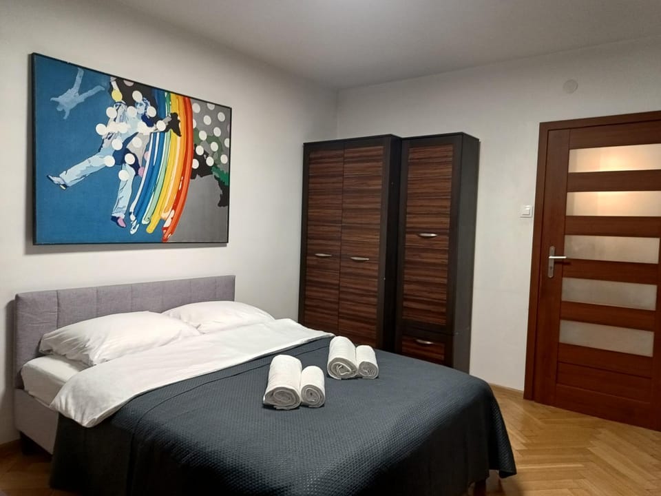 Photo of the whole room, Bedroom, wardrobe