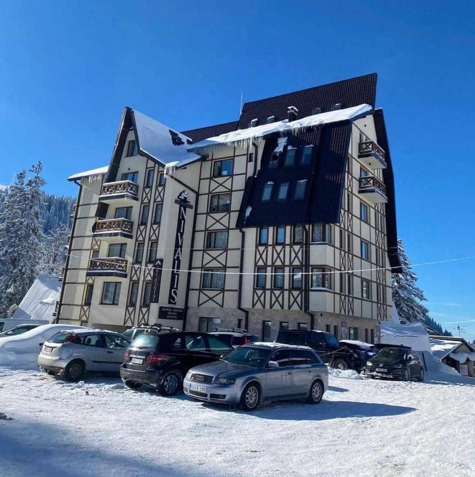 Property building, Winter, Parking