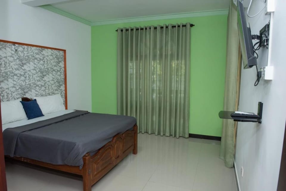 Bed, TV and multimedia, Bedroom