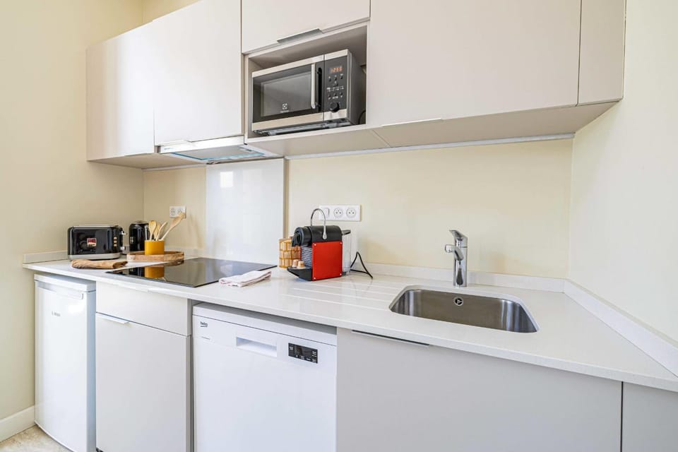 Kitchen or kitchenette, dishwasher, minibar, stove, toaster
