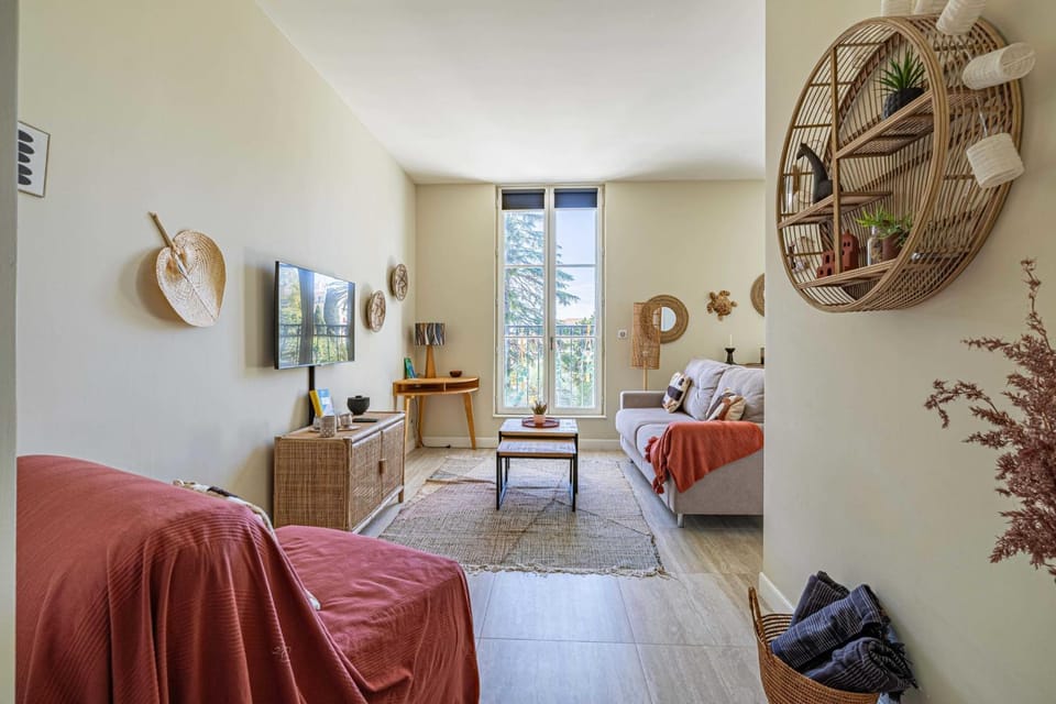 Bed, TV and multimedia, Living room, Photo of the whole room, Seating area, Bedroom