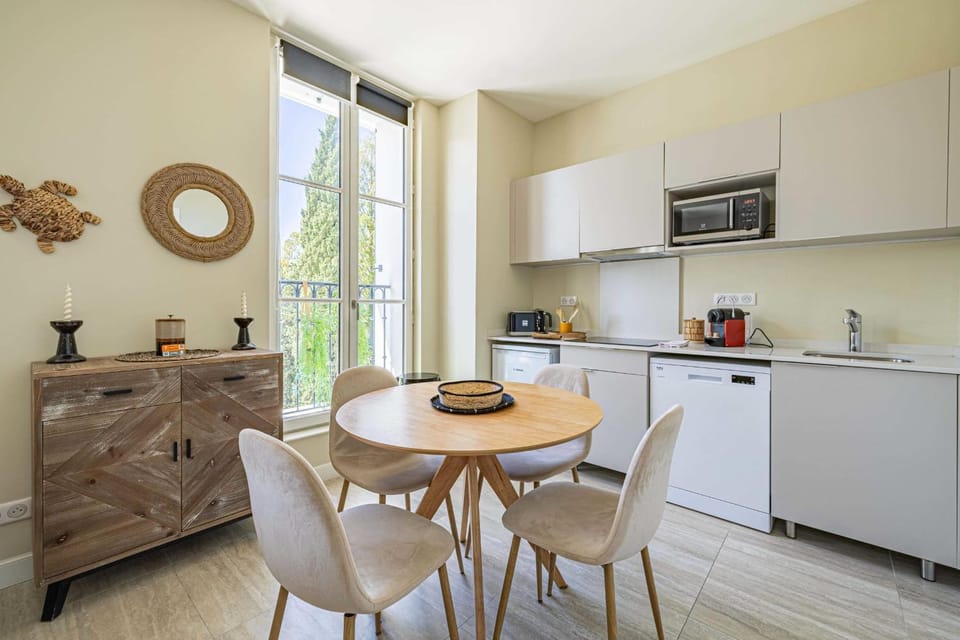 Kitchen or kitchenette, Dining area, dishwasher, minibar, oven, stove