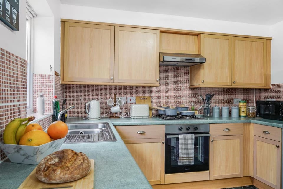 Coffee/tea facilities, Kitchen or kitchenette, oven, stove, toaster