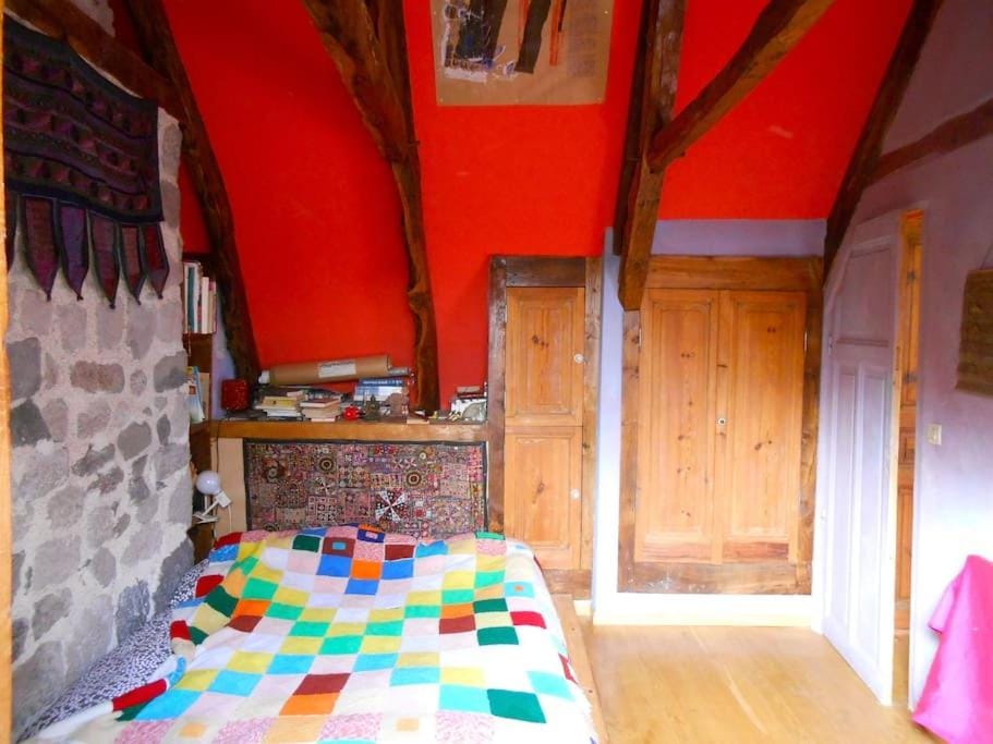 Havre de paix rénové avec amour, espace yoga . House in Auvergne-Rhône-Alpes