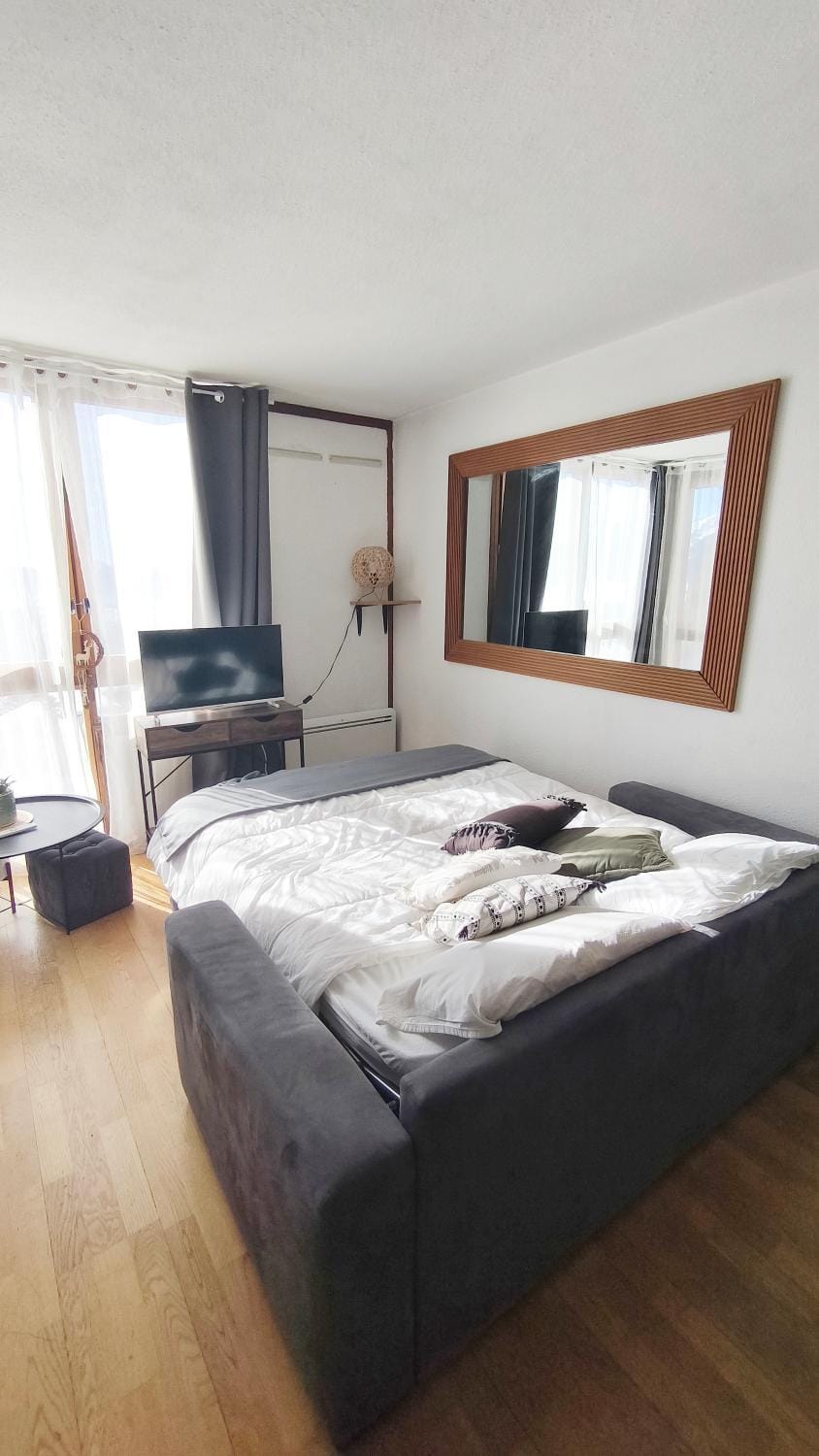Photo of the whole room, Bedroom