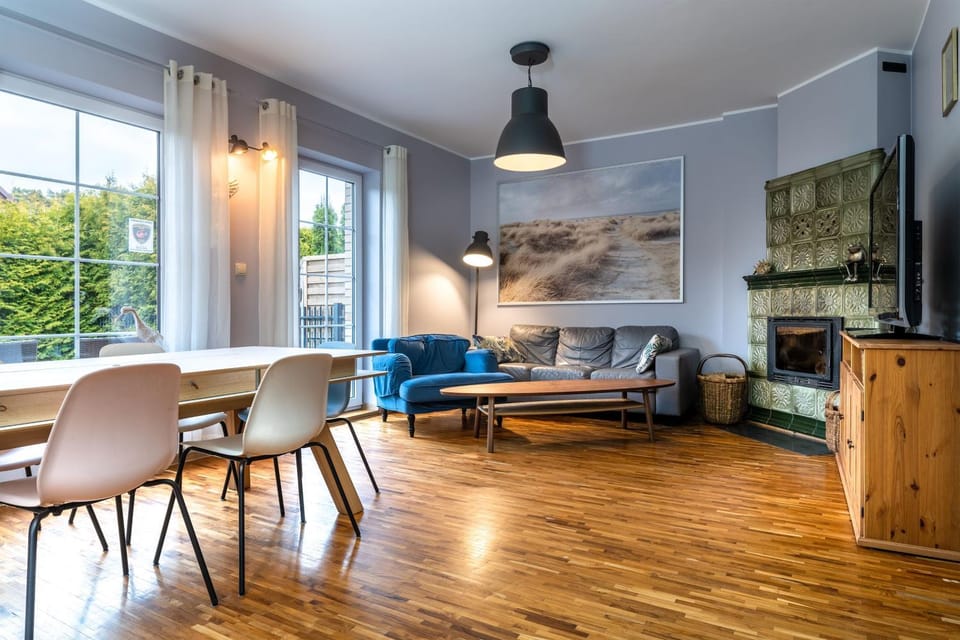 TV and multimedia, Living room, Seating area, Evening entertainment