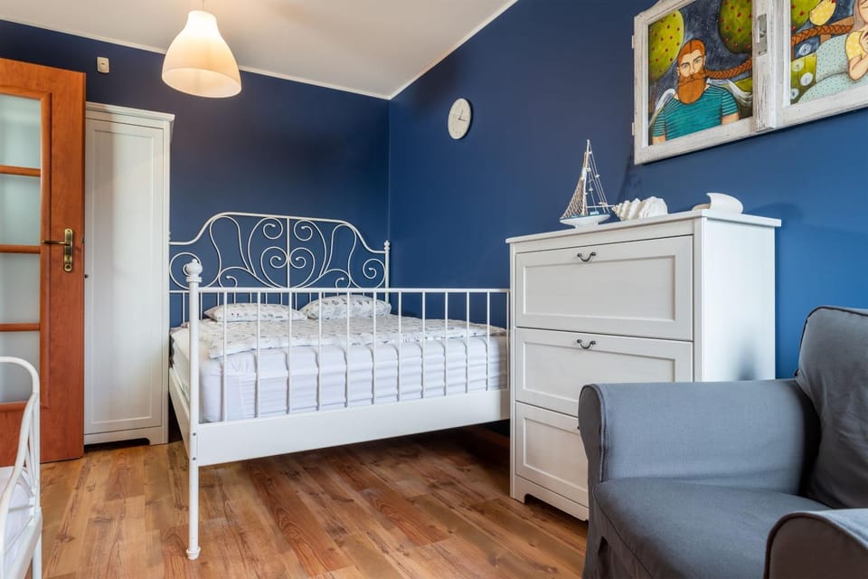 Bed, Living room, Photo of the whole room, Seating area, Bedroom