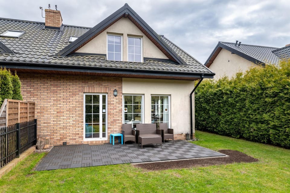 Property building, Spring, Day, Garden