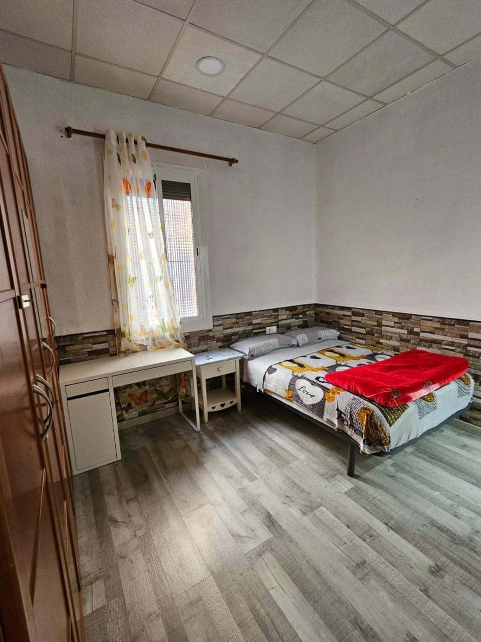 Habitación doble con baño privado Vacation rental in L'Hospitalet de Llobregat