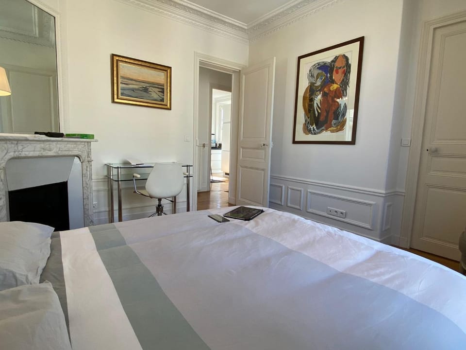 Nice Sunny Central Paris Apartment in Paris