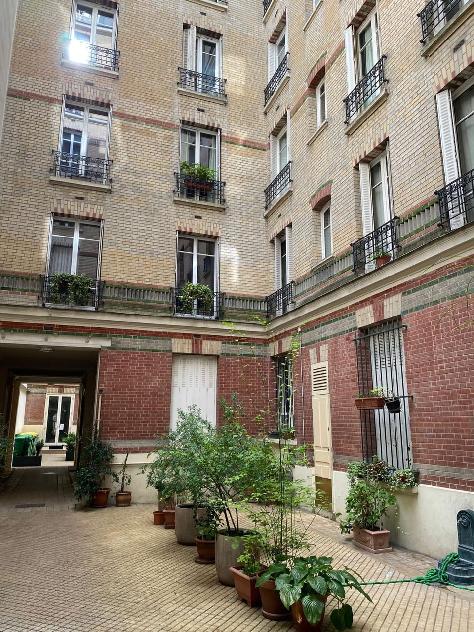 Nice Sunny Central Paris Apartment in Paris