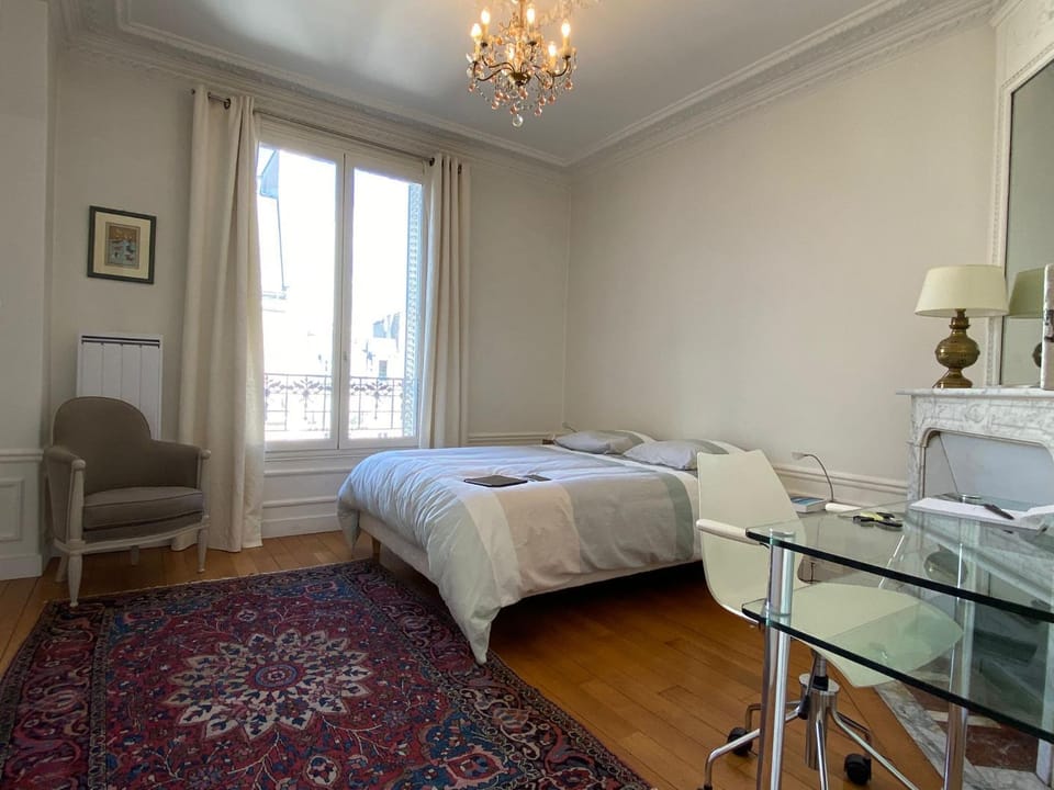 Nice Sunny Central Paris Apartment in Paris