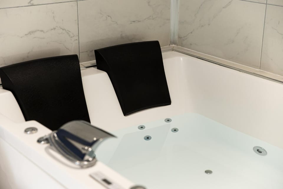 Hot Tub, Bathroom