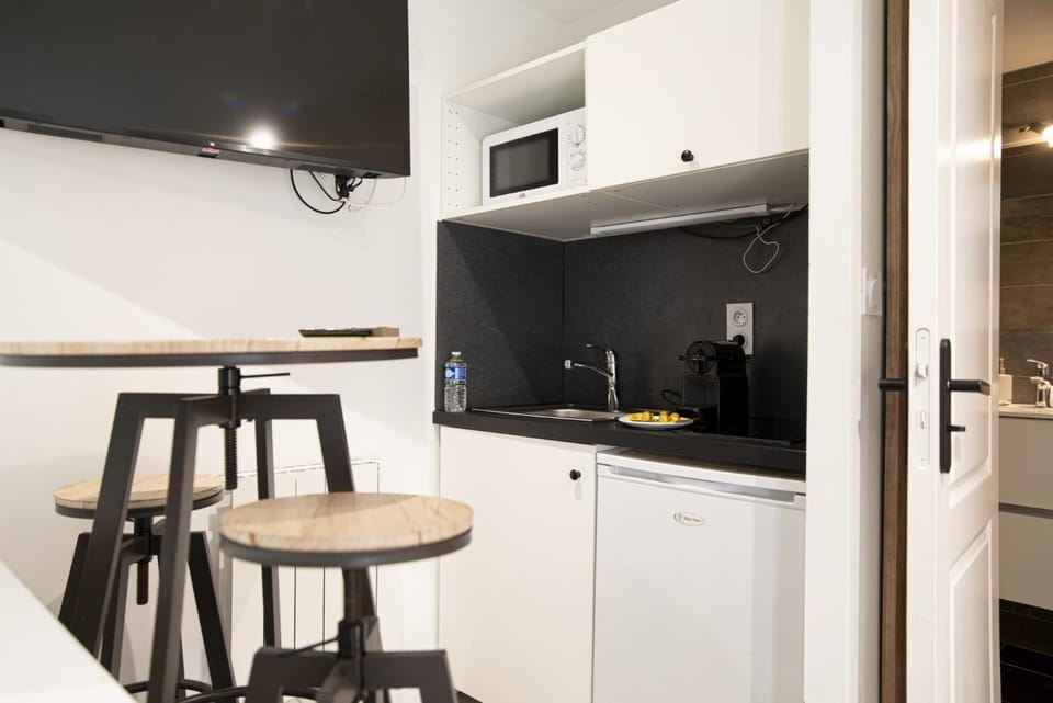 Coffee/tea facilities, Kitchen or kitchenette, Dining area, microwave, stove