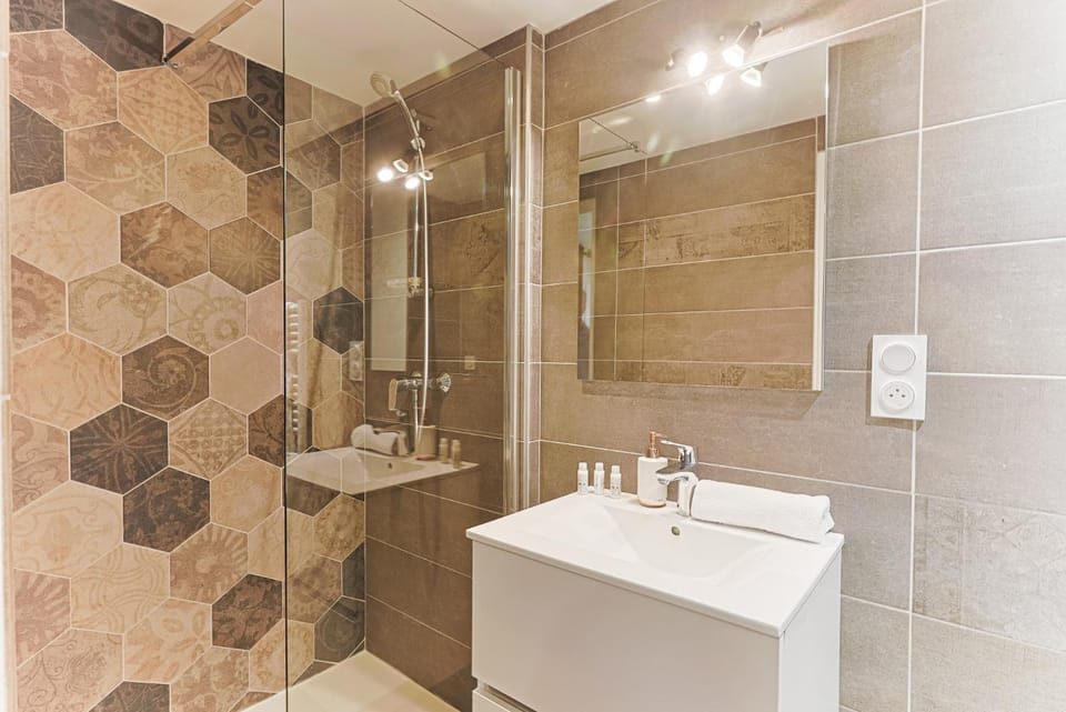 Shower, Toilet, Bathroom, towels