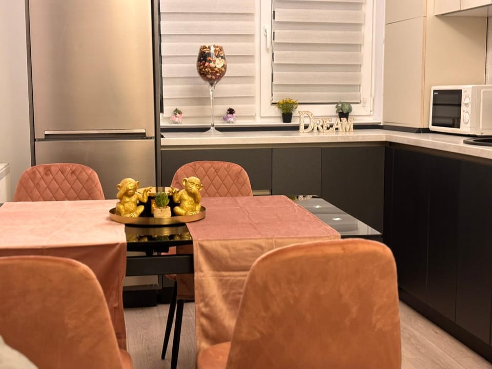Seating area, Dining area