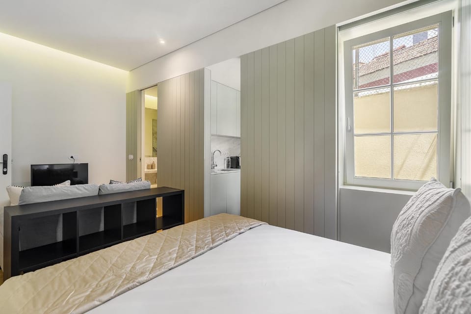 Bed, TV and multimedia, Bedroom