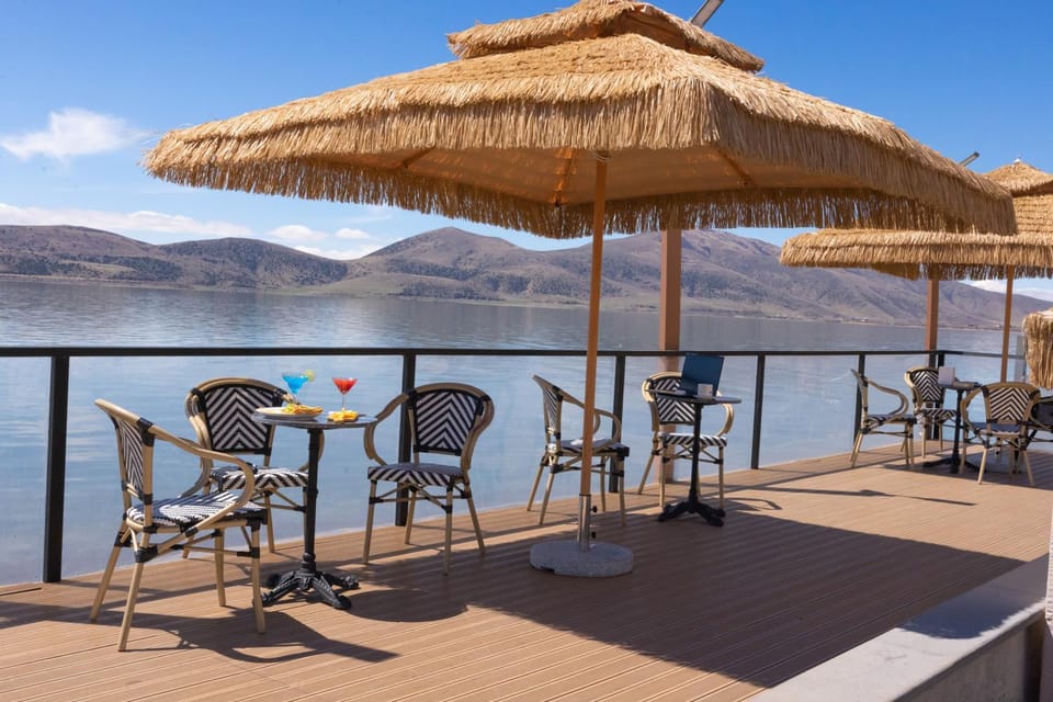 Dining area, Lake view