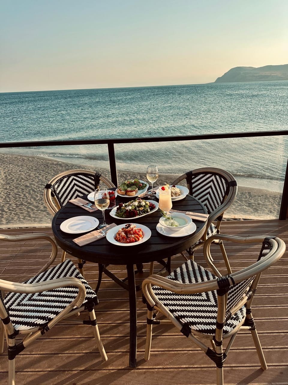 Day, Natural landscape, Balcony/Terrace, Food and drinks, Dining area, Food, Sea view, Lunch, Dinner, Drinks