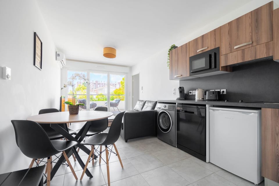 BBQ facilities, Kitchen or kitchenette, Living room, Dining area, Meals, dishwasher, minibar, stove, toaster, washing machine, kitchen