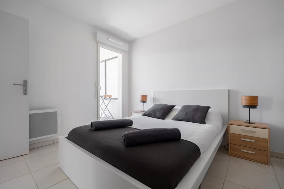 Bed, Night, Photo of the whole room, Bedroom, air conditioner