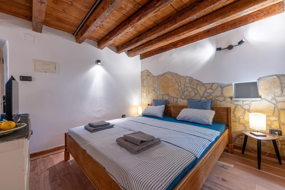 Bed, TV and multimedia, Living room, Photo of the whole room, Bedroom, towels